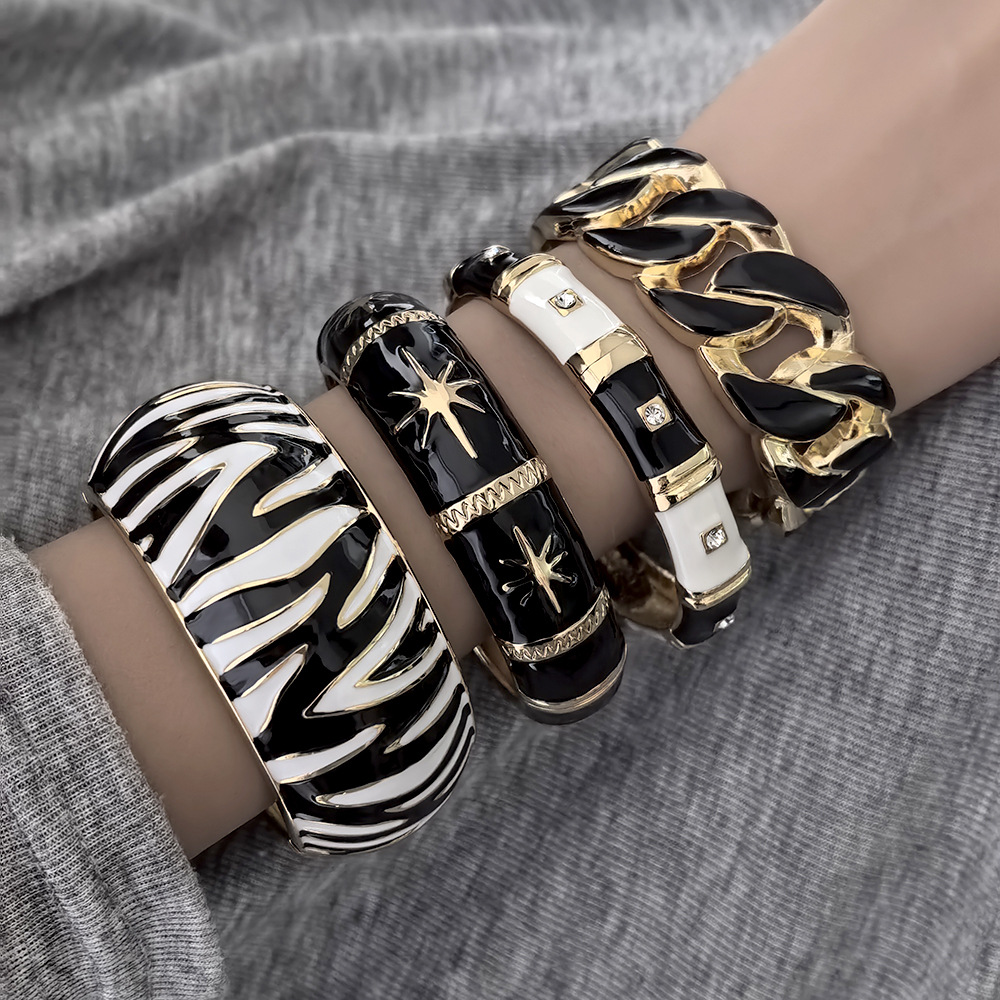 Zebra Tablet Accessories - Emaliowane, pozłacane, okrągłe, szerokie bransoletki damskie